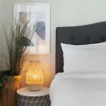 Chic 2Br Apartment With Artful Touches In Bondi