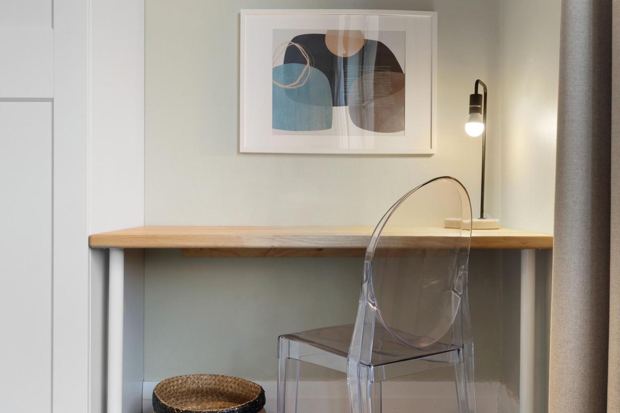 Chic 2br With Artful Touches In Bondi *