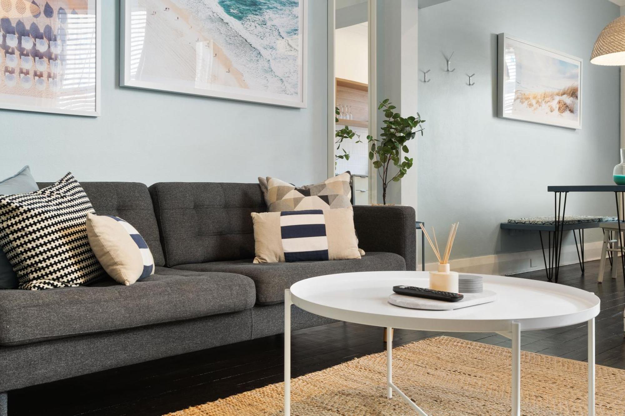Chic 2br With Artful Touches In Bondi Apartment
